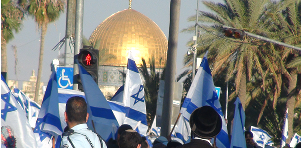 דגלי ישראל מונפים מול כיפת הסלע. tipp