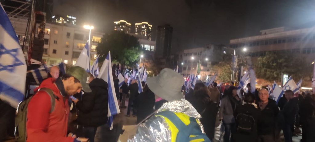 עשרות אלפי מפגינים בכיכר הבימה בתל אביב נגד החלשת הרשות השופטת