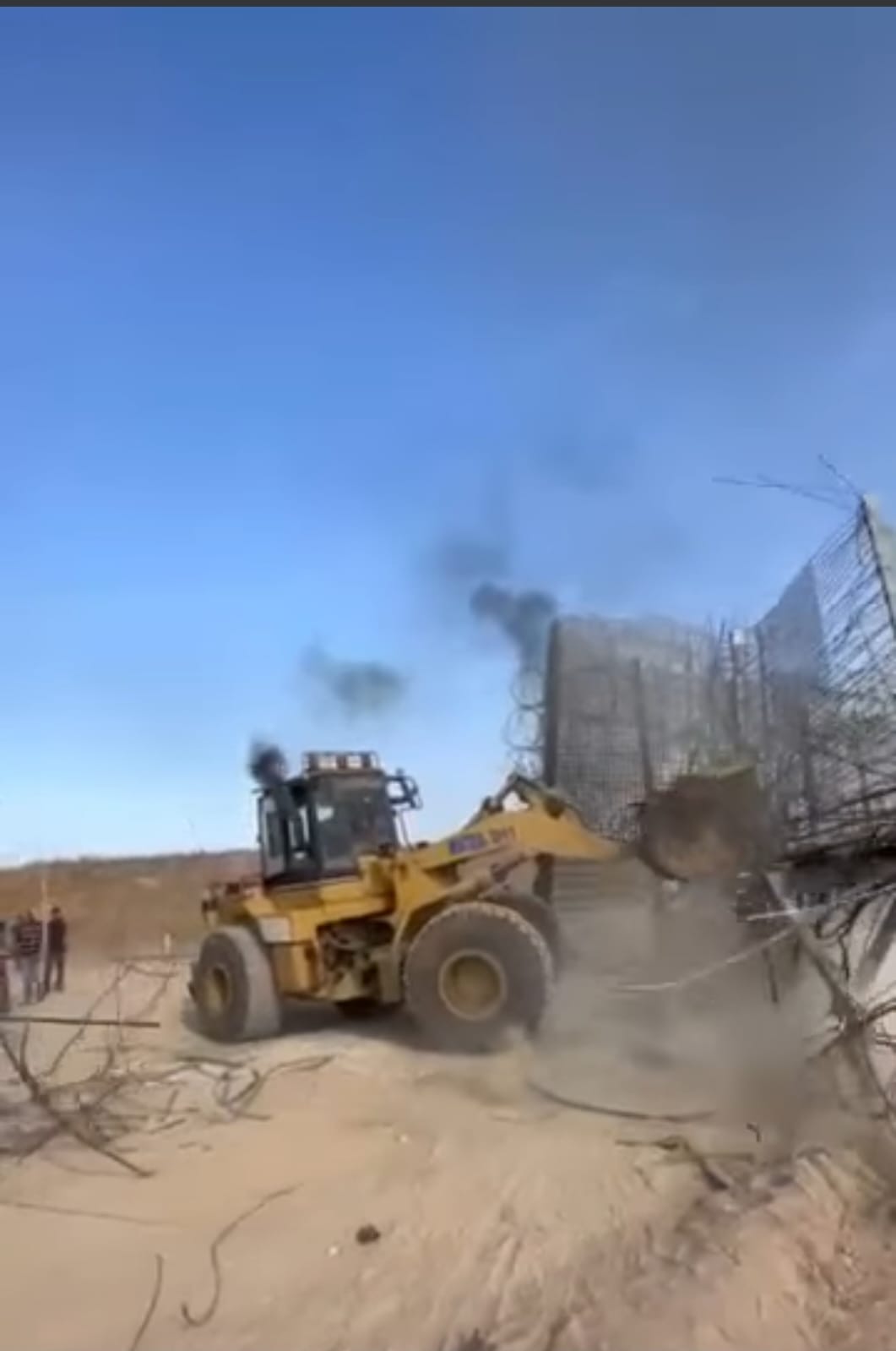 בולדוזר של חמאס הורס את גדר הגבול. צילום מסך מסרטון פלסטיני