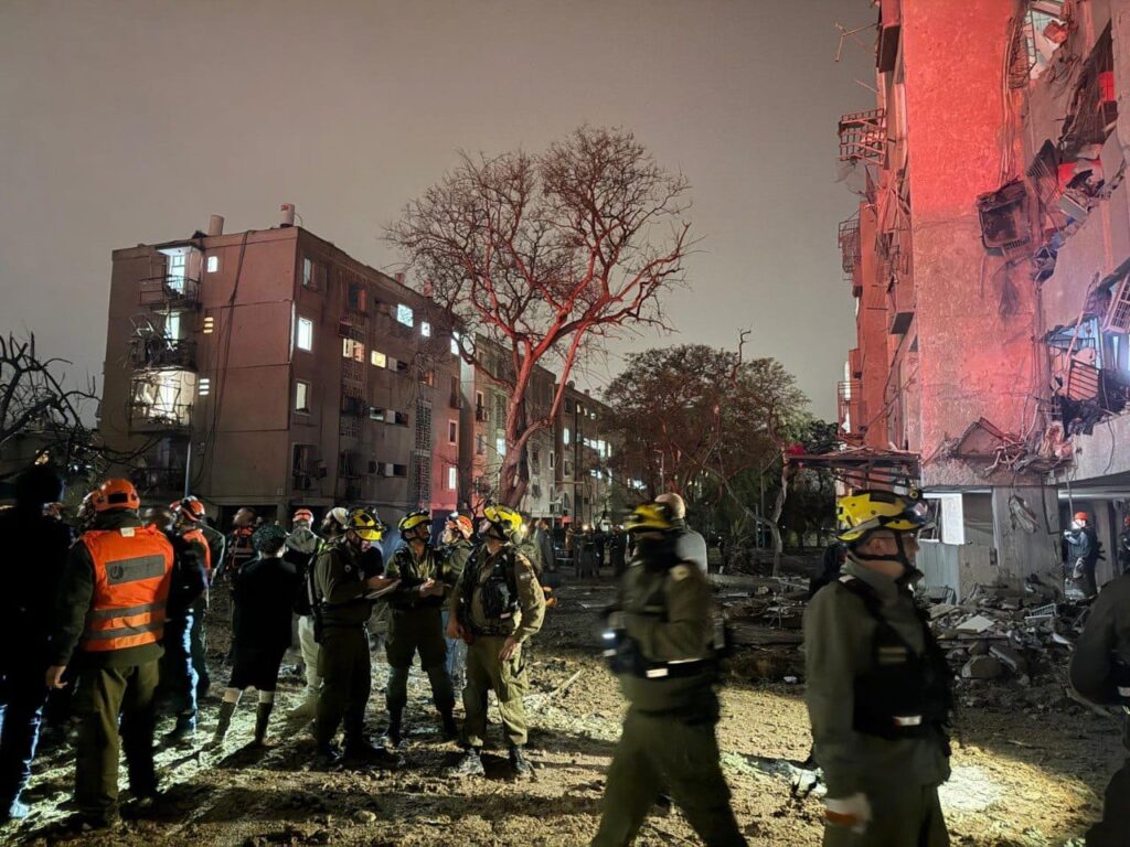 אזרחי ישראל שקועים בשלום משפחותיהם ובגורל בתיהם ולא בחקיקה. צילום דובר צה"ל