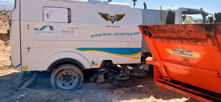 משאית טאוט מ.א תמר באתר הפסולת החקלאית