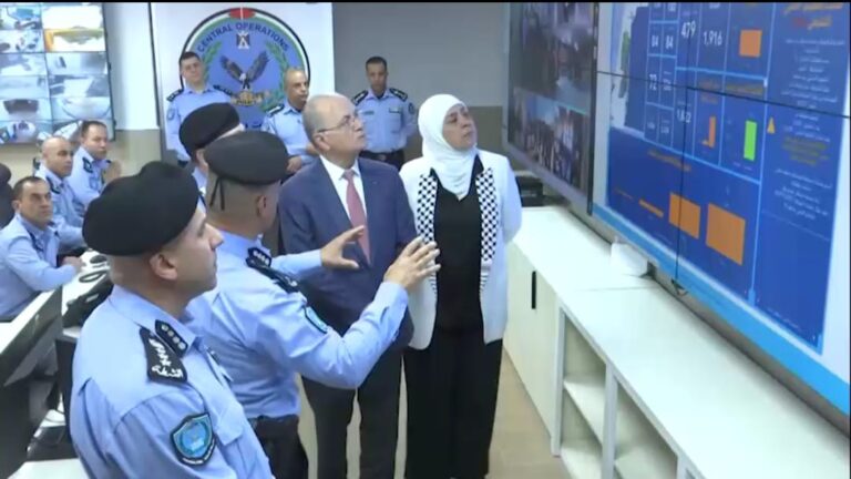 ראש הממשלה הפלסטיני במטה הבחירות המרכזי. צילום: תקשורת הנשיאות הפלסטינית