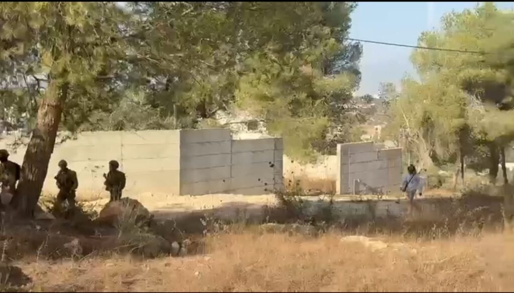 אזרח חמוש משתרך אחרי טורקיה חיילים שנכנס לכפר ביתא. צילום: תקשורת רמאללה